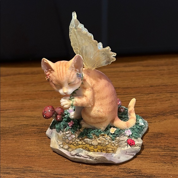 Pretty Cat Figurine with Wings - Picture 1 of 3